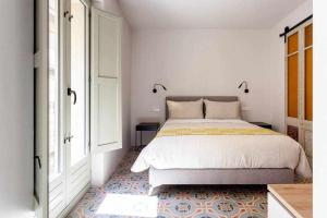 赫罗纳Velo Vern 2 Luxury apartment in the Old Town的一间卧室设有一张大床和一个窗户。
