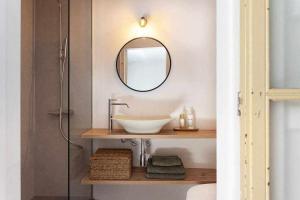 赫罗纳Velo Vern 2 Luxury apartment in the Old Town的一间带水槽和镜子的浴室