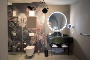 齐陶Hotel Sonne的一间带水槽、镜子和卫生间的浴室