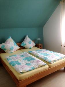 凯沃拉尔Ferienwohnung Poczewski的一间卧室配有两张带枕头的床。
