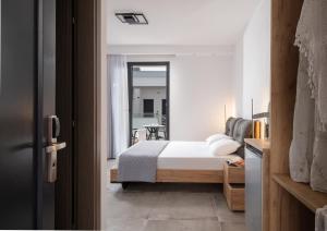 托罗尼Casa Anastasia premium stay的一间卧室设有一张床和一个大窗户