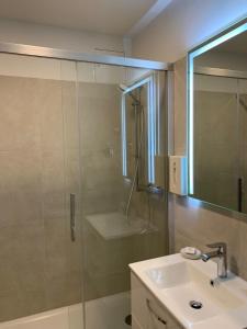 奥斯赛拜-屈隆斯博恩Strandresidenz Villa Verdi的带淋浴和盥洗盆的浴室