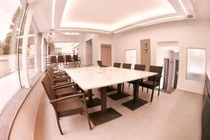 布拉格纳维尼斯宾馆的大型用餐室配有长桌和椅子