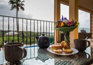 西尔韦斯Algarve Luxury Home With Private Heated Pool II的一张桌子,上面放着一盘糕点和花瓶