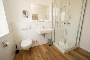 克桑滕努梅尔酒店的带淋浴、卫生间和盥洗盆的浴室