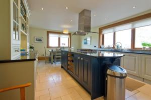 LybsterAlbion House- Highlands的中间有一个蓝色大岛的大厨房