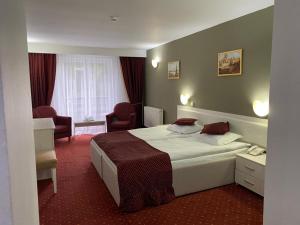 Hotel Miraj - Restaurant & Sauna & Biliard客房内的一张或多张床位