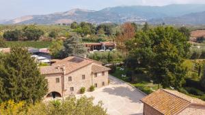 CoriAntico Borgo Molino 7cento vicino ai Giardini di Ninfa的享有高山房屋的空中景致