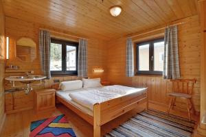 瑟尔Haus Gerdi的木制客房内的一间卧室配有一张大床