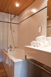 瓦勒迪泽尔科莱特酒店的带淋浴、水槽和毛巾的浴室