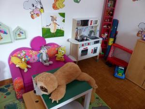 利波瓦拉尼Villa Plischke的儿童房,椅子上塞着泰迪熊