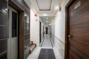 艾哈迈达巴德阿希什酒店的走廊上设有门和楼梯的走廊