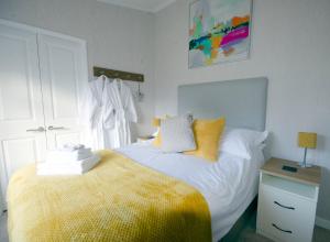 约克Hollicarrs - Long Lane Lodge的一间卧室配有一张黄色毯子床