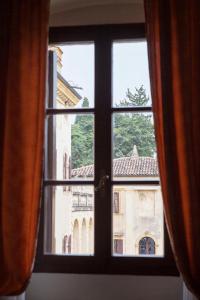 圣皮耶特罗因卡里亚诺吉奥纳别墅酒店的享有大楼景致的窗户