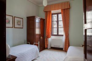 圣皮耶特罗因卡里亚诺吉奥纳别墅酒店的一间卧室设有两张床和窗户。
