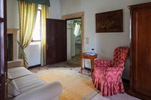 圣皮耶特罗因卡里亚诺吉奥纳别墅酒店的客厅配有沙发和椅子
