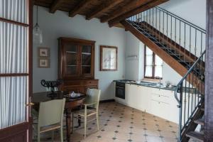 圣皮耶特罗因卡里亚诺吉奥纳别墅酒店的一间厨房,内设桌子和楼梯