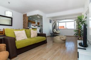 阿尔布费拉Ocean View Apartment - Pool and Sea View & Albufeira Center的带沙发和电视的客厅