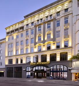 汉堡Reichshof Hotel Hamburg的带有酒店放松管制标志的酒店大楼