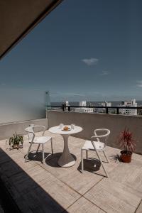 蒙得维的亚Smart Hotel Montevideo的美景阳台配有桌椅