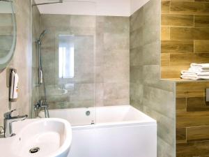 格鲁德柴兹ibis styles Grudziadz的浴室配有白色浴缸和水槽