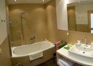 瓦尔德贺酒店的一间浴室