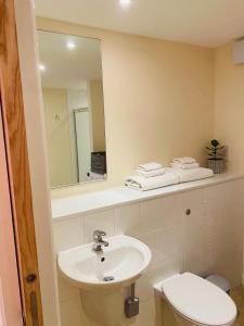 2 Bed 2 bath with Private Parking的一间浴室