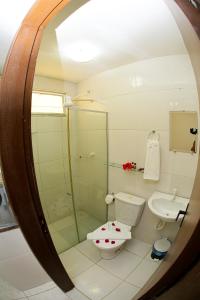 嘎林海斯港Pousada Maravelas By OM的一间带卫生间和玻璃淋浴间的浴室