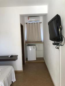 嘎林海斯港Pousada Maravelas By OM的客房设有电视和小冰箱。