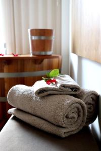 拉梅戈Douro Castelo Signature Hotel & Spa的桌子上堆着的毛巾