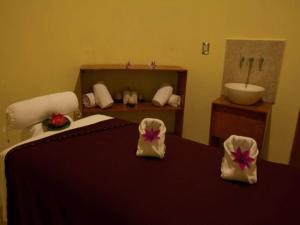 普埃布拉普埃布拉芬萨假日酒店的一间卧室配有一张床,浴室设有水槽