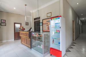 巴厘巴板Mahkota Intan Syariah Balikpapan RedPartner的厨房里设有冰箱,门开