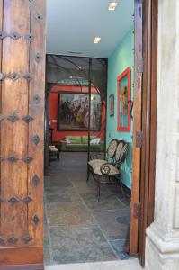 安度亚尔Palacio Sirvente Mieres - PARKING GRATUITO的一个带椅子的房间的木门