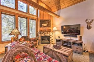克拉马斯福尔斯Klamath Falls Cabin Retreat with Deck and Grill!的带沙发和壁炉的客厅