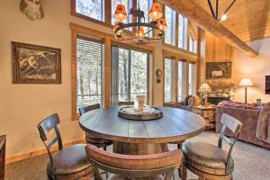 克拉马斯福尔斯Klamath Falls Cabin Retreat with Deck and Grill!的一间带木桌和椅子的用餐室