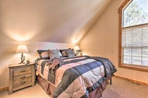 克拉马斯福尔斯Klamath Falls Cabin Retreat with Deck and Grill!的一间卧室设有一张大床和一个窗户。