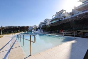 马拉加085 Modern Apartment in Trendy La Cala Golf Resort的游泳池位于部分建筑前