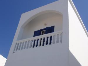 弗赖Fotini & Dimitrios的白色的建筑,上面有蓝色的窗户