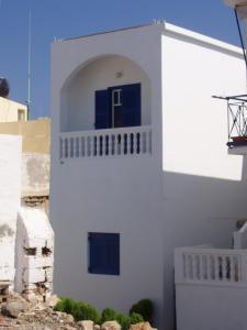 弗赖Fotini & Dimitrios的白色的建筑,有蓝色的门