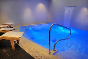罗马卢奈塔酒店的一个带热水浴缸的游泳池