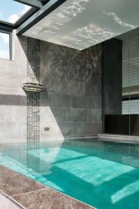 曼彻斯特景街联排别墅酒店的一座房子里一个带喷泉的游泳池
