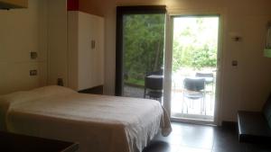 圣塞瓦斯蒂安Albergue/Auberge ULIA Youth Hostel的一间卧室设有一张床和一个滑动玻璃门