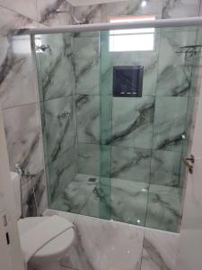奥林匹亚Hotel Dolce Dulce的一间带卫生间和玻璃淋浴间的浴室