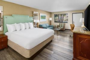 奥兰多可可中心水上乐园度假酒店的一间带大床的卧室和一间客厅