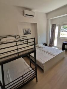 帕格Hostel Jadran的一间卧室设有两张双层床和一扇窗户。