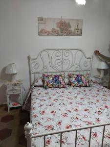 布拉恰诺Casa Vacanze Central的卧室配有带鲜花的白色床