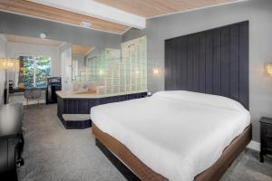 塔霍城The Inn at Boatworks, Lake Tahoe的一间带大床的卧室和一间浴室