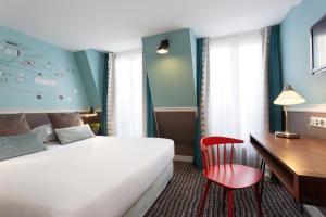 巴黎3普森酒店的配有一张床和一张书桌的酒店客房