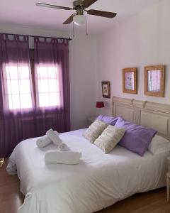 塞尔塞迪利亚El balcón de Araceli的卧室配有带毛巾的大型白色床