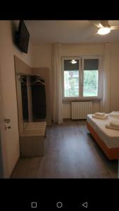 马尔切西内La Svolta Holidays的一间卧室配有床、水槽和窗户